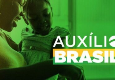 Porque somente mulheres recebem Auxílio Brasil?